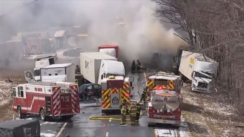 Video: 1,5 kilometru nabouraných aut a kamionů zablokovalo dálnici v USA